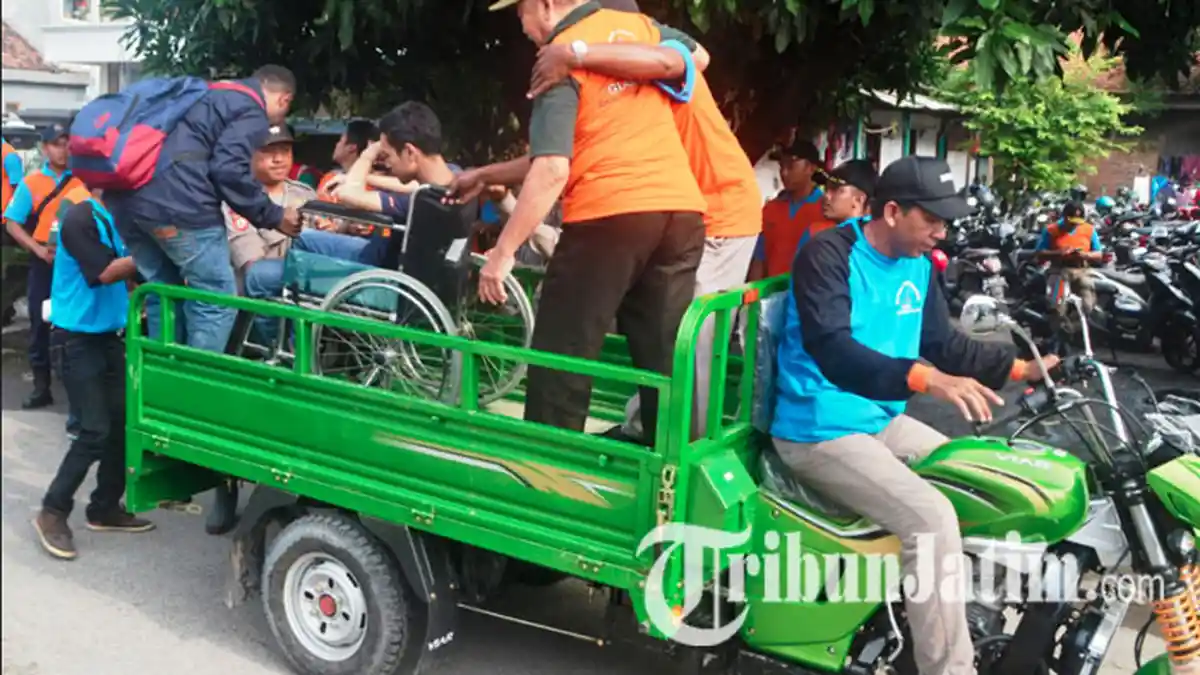 Ketika Mahasiswa Unitomo Latih Warga Bungurasih Sidoarjo Penanganan Evakuasi Banjir