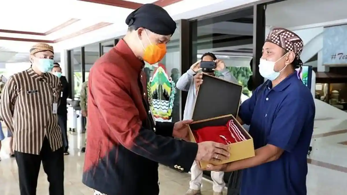 Beri Kado Ulang Tahun untuk Gubernur Ganjar Pranowo, Eks Napi Teroris: Ini Jahitan Kami Sendiri