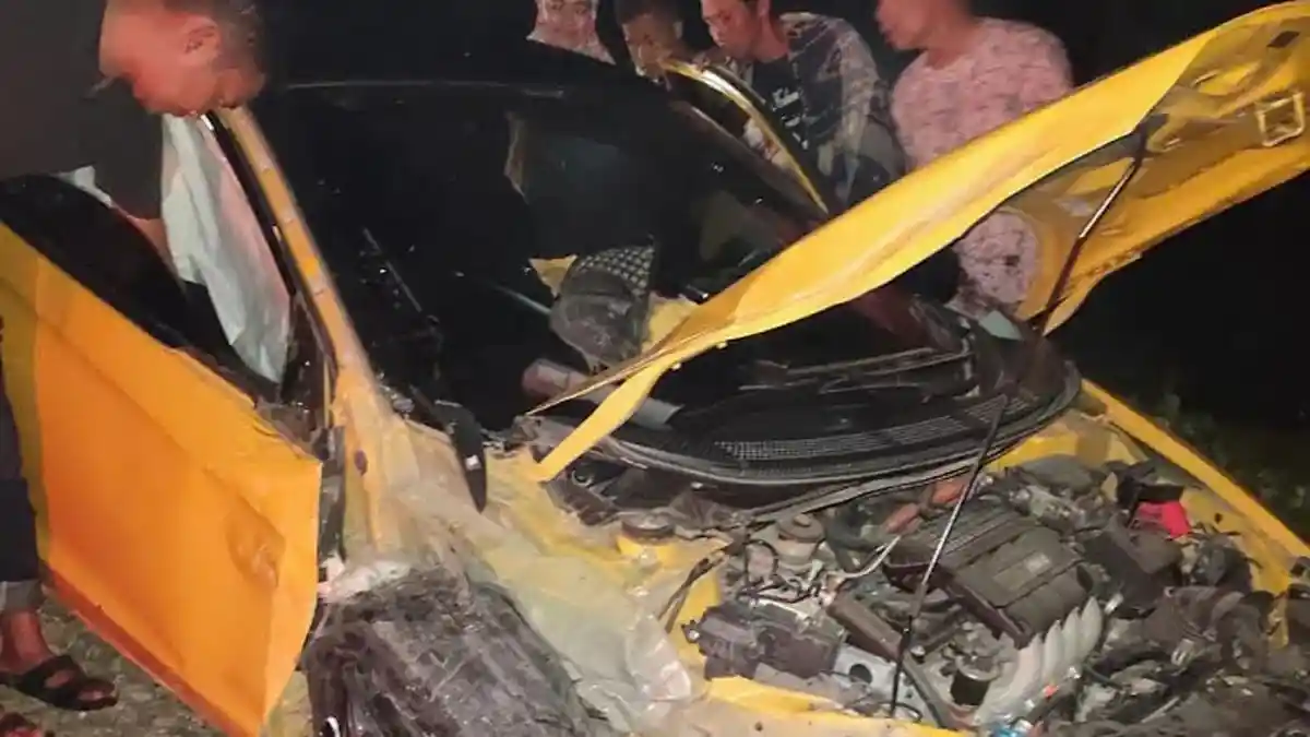 Melaju Kecepatan Tinggi, Mobil Honda Jazz vs Mobil Boks Tabrakan di Wajo