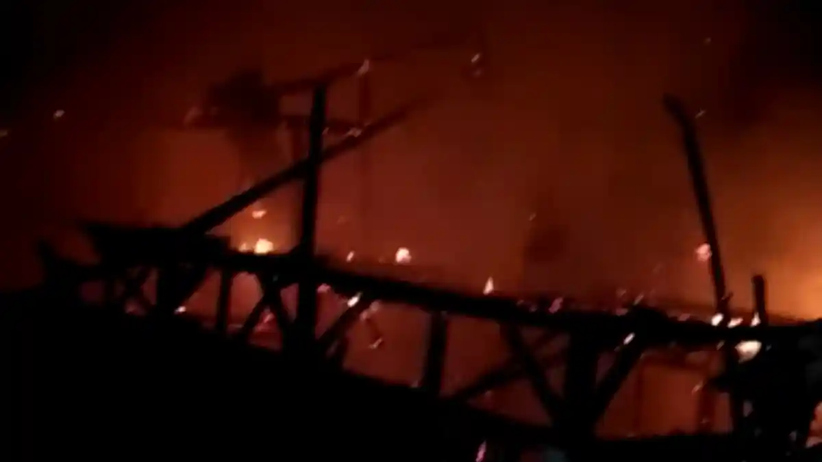 Sebuah Rumah Terbakar di Cianjur Tadi Malam, Petugas Terkendala Medan Sulit Saat Padamkan Api