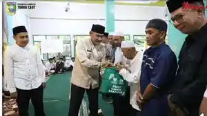 BUPATI-Tala-H-Rahmat-Trianto-menyerahkan-Paket-Cahaya-Ramadhan-dari-Baznas-Tala.jpg