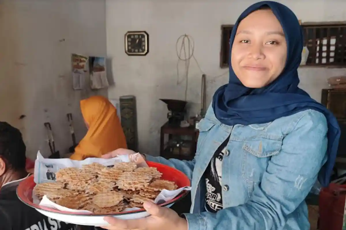 Opak Gambir Jahe Khas Trenggalek, Jajanan Tradisional Renyah dari Usaha Keluarga Sejak Tahun 1980