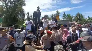 polres-Bolmong-membuka-paksa-blokade-demo-di-perbatasan-Bolmong-Minsel.jpg