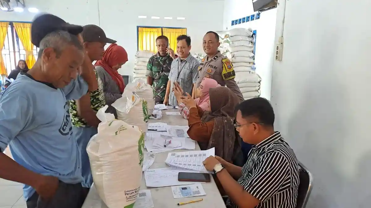 Bhabinkamtibmas Polsek Indrapura Amankan Penyaluran Bantuan Pangan di Desa Tanjung Seri Batubara