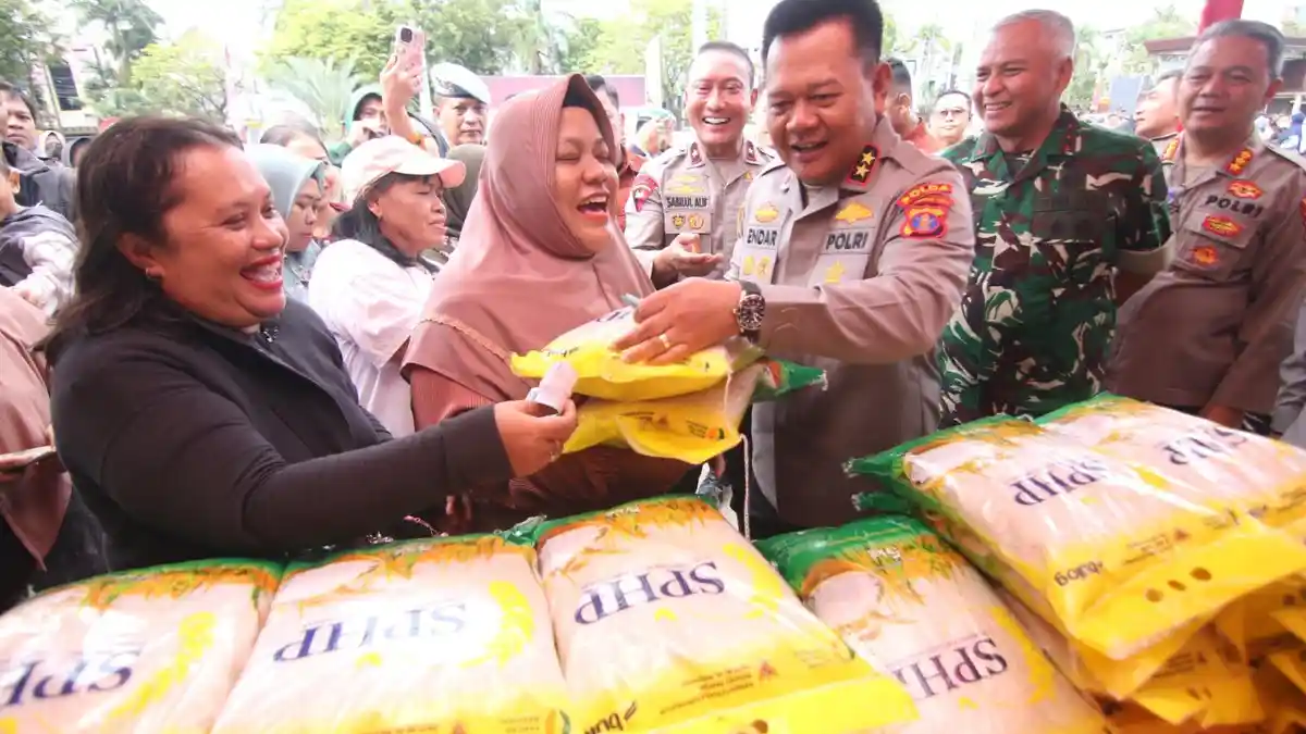 Kapolda Kaltim dan Pangdam VI/Mulawarman Layani Warga di Gerakan Pangan Murah di Balikpapan
