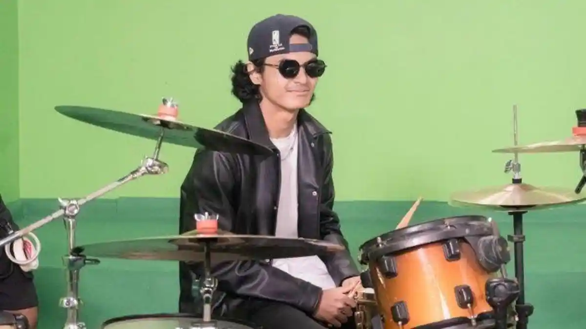 VADEL Badjideh Kesal Wajahnya Ditutupi Stiker Monyet di Video Klip Terbaru Band Radja 'Apa Sih'