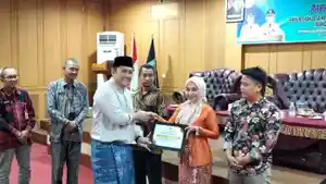 Bupati-Merangin-H-M-Syukur-memberikan-penghargaan-kepada-tiga-pegawai.jpg