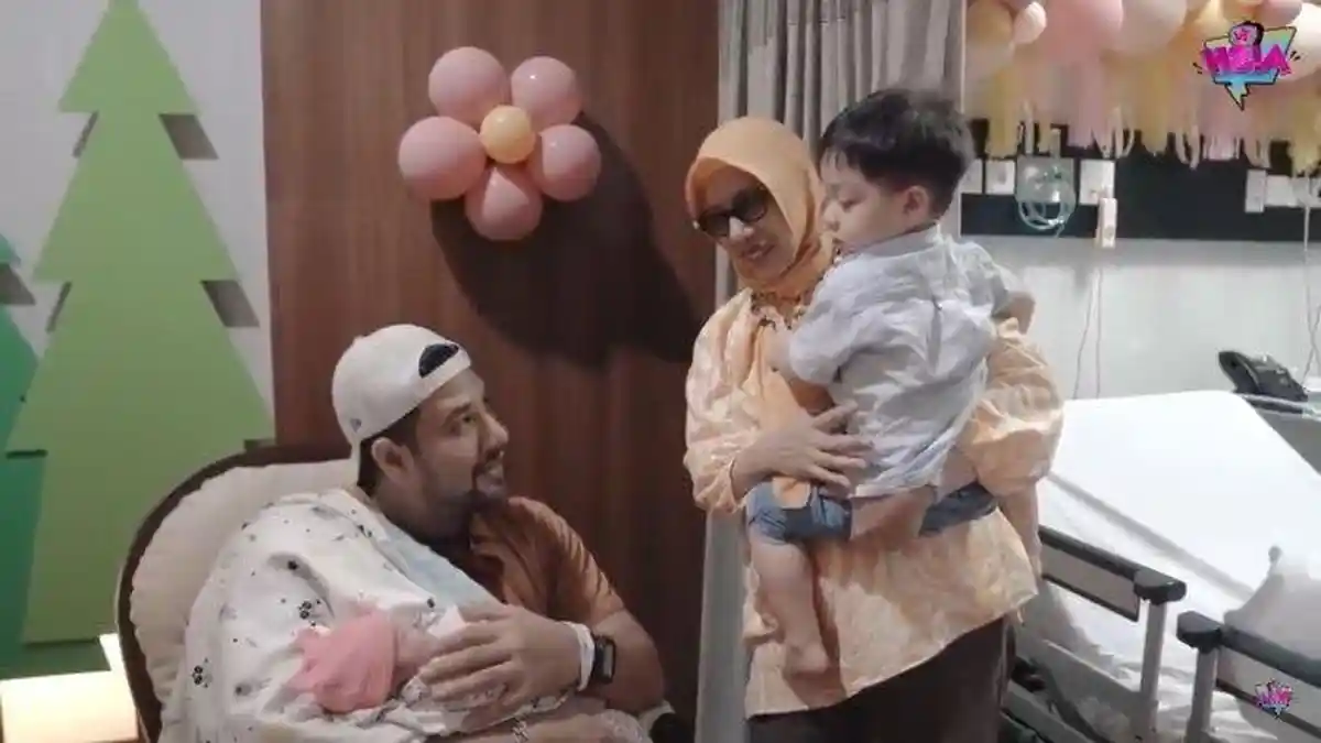 Air Rumi Cemburu Saat Ammar Zoni Gendong Adik Barunya