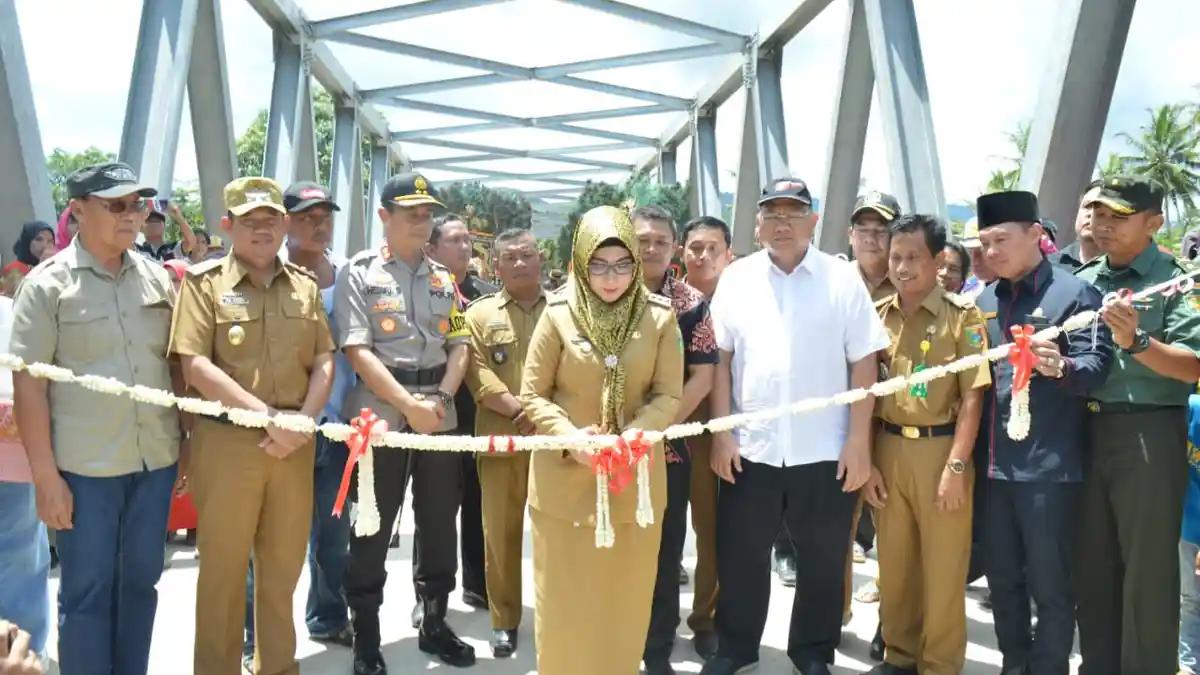 Bupati Resmikan Jembatan Gotong Royong Banjar Negoro – Kanoman