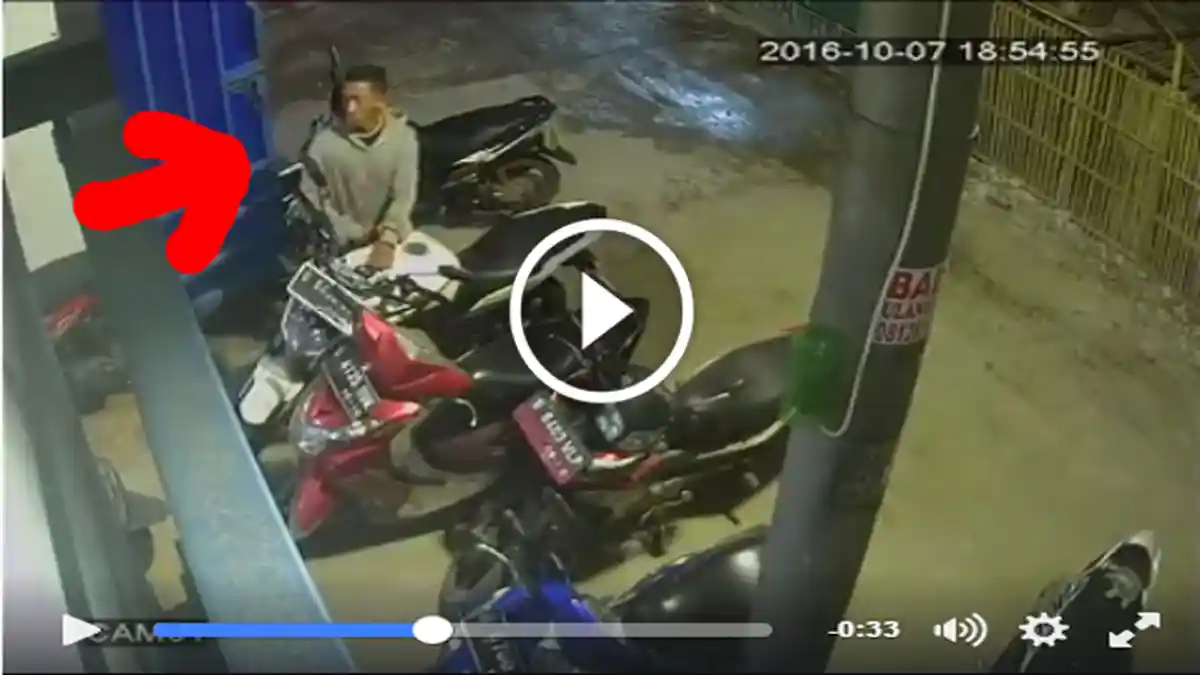 Edan ! Pria Gasak Motor Kurang dari Semenit, Gayanya Santai Lihat Video Aksinya