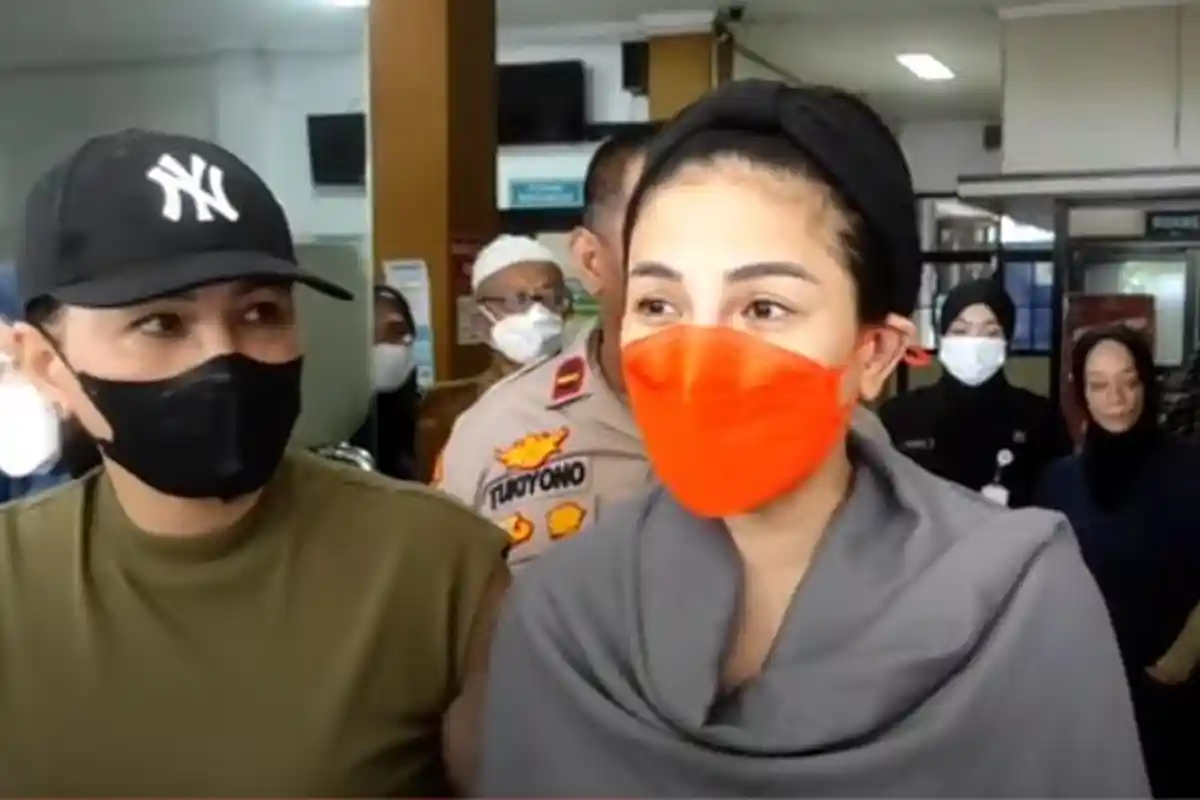 Nikita Mirzani Hampir Pingsan Usai Menjalani Terapi di Rumah Sakit Serang: Sakit Banget!