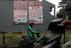 Warga Pasang Spanduk Tuntut Lurah Lantik Ketua RT di Meruya