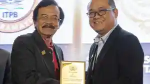 DYA8-YD89AAJPGGG.jpg