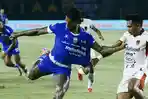 Striker-Persib-Bandung-Ramon-Tanque-dalam-pertandingan-melawan-Bali-United.jpg
