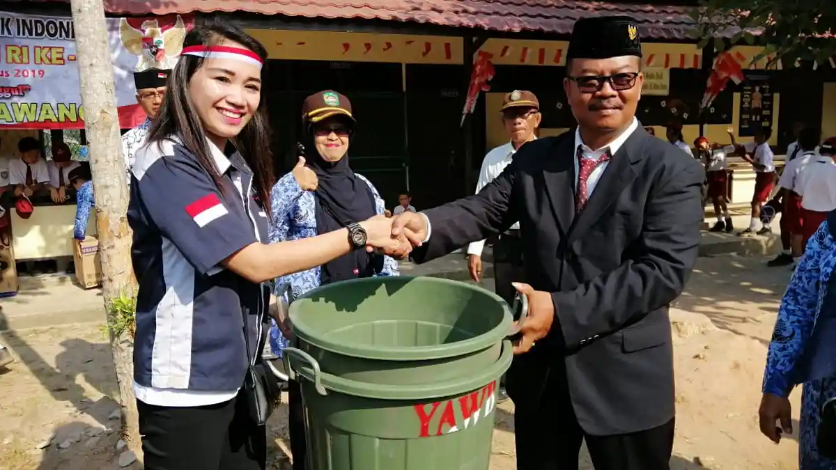 Komunitas Motor YAWB Beri Bantuan Pada 4 SD di Singkawang Selatan