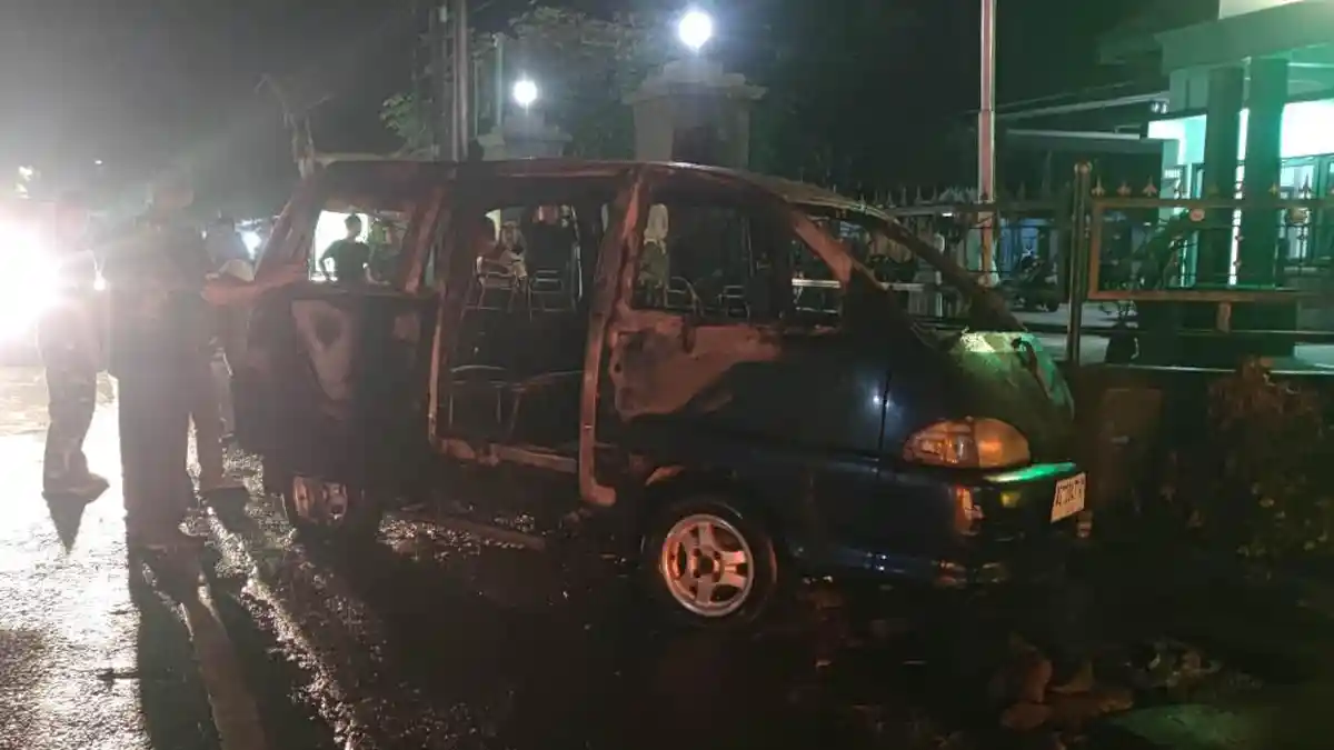 Mobil Daihatsu Espass Terbakar di Nganjuk, Kakek dan Cucu Selamat