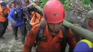 Tim-SAR-gabungan-mengevakuasi-jenazah-dua-wisataw.jpg