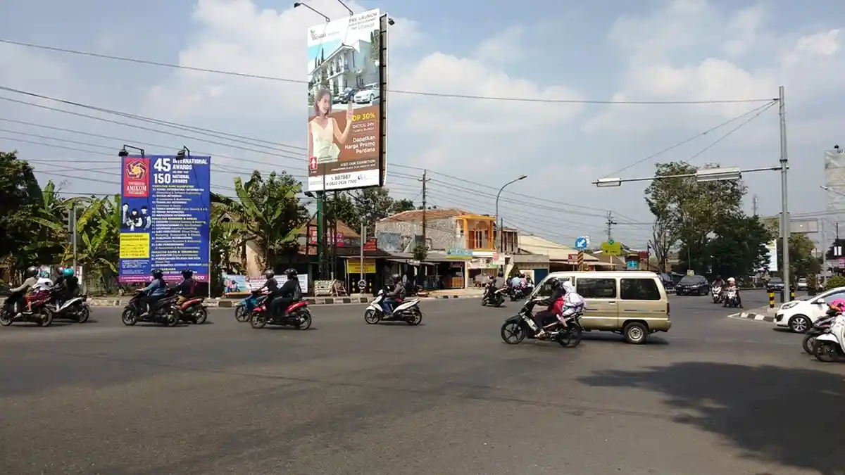 Senin Siang, Lalu Lintas di Simpang Denggung Sleman Ramai Lancar
