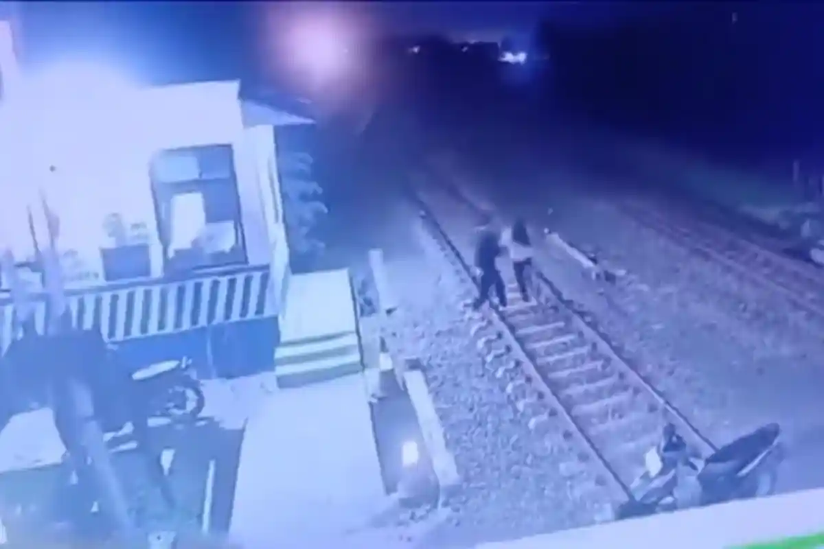 Viral Medsos, Perempuan Hadang Kereta Api di Rel Pemalang, Petugas Gerak Cepat Selamatkan