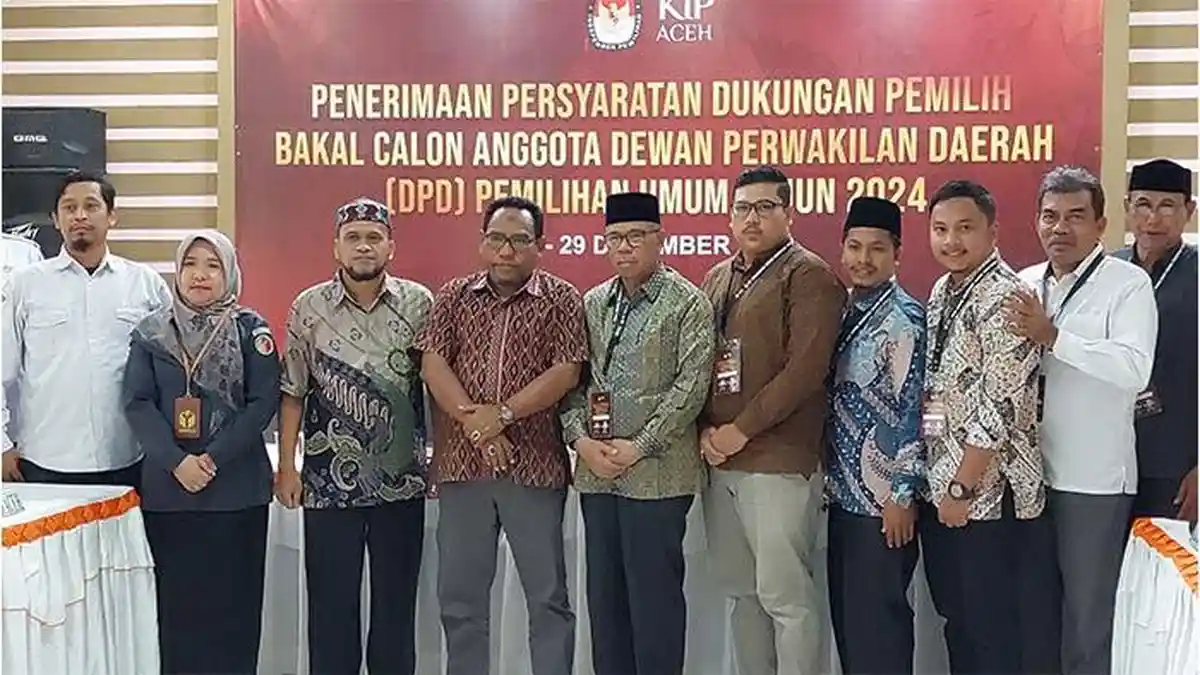 Ustaz Mufakhir Orang Pertama Antar Syarat Dukungan Balon Anggota DPD RI ke KIP Aceh