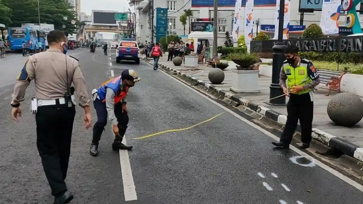 Pengendara Motor Tewas, Diduga Tidak Konsentrasi, Tabrak Ini yang ada di Trotoar Alun-alun Bandung