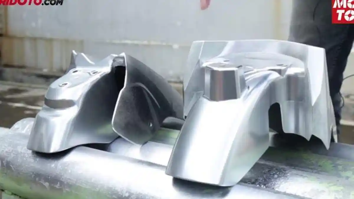 Cobain Semprot Cat Warna Chrome di Bodi Motor, Ternyata Begini Hasilnya