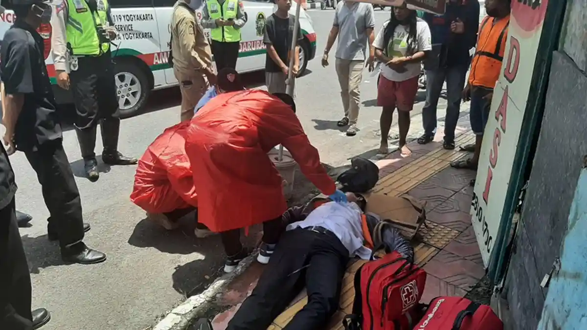 BREAKING NEWS : Pengendara Motor Tiba-tiba Kejang dan Tak Sadarkan Diri di Simpang Abu Bakal Ali