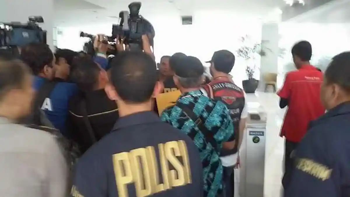 BREAKING NEWS: Polisi Geledah Gedung PT Pelindo II