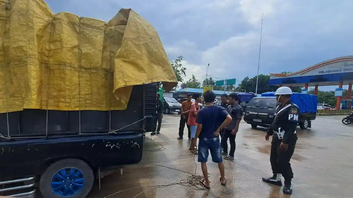Bea Cukai Periksa Muatan Kendaraan Dari Batam Setiba di Pelabuhan ASDP Tanjunguban Bintan