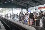 Suasana-penumpang-kereta-api-di-stasiun-wilayah-PT-KAI-Daop-7-Jumat-1552026.jpg