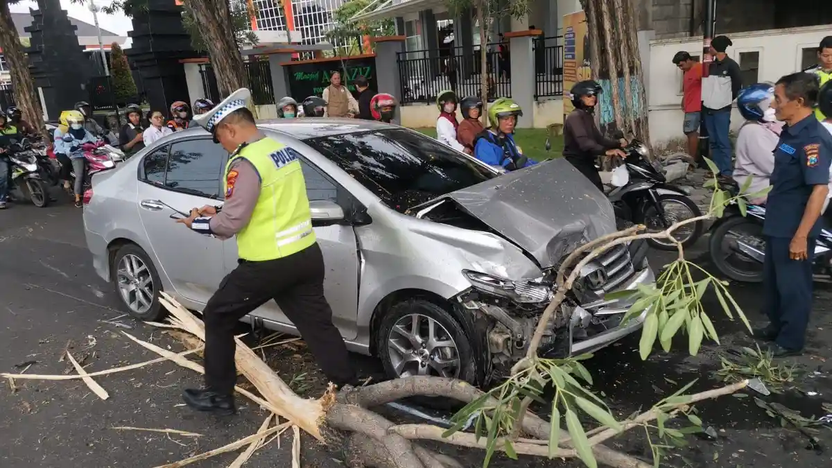Kronologi Tabrakan Daihatsu Terios Vs Honda City di Gresik: Masuk Jalur Berlawanan
