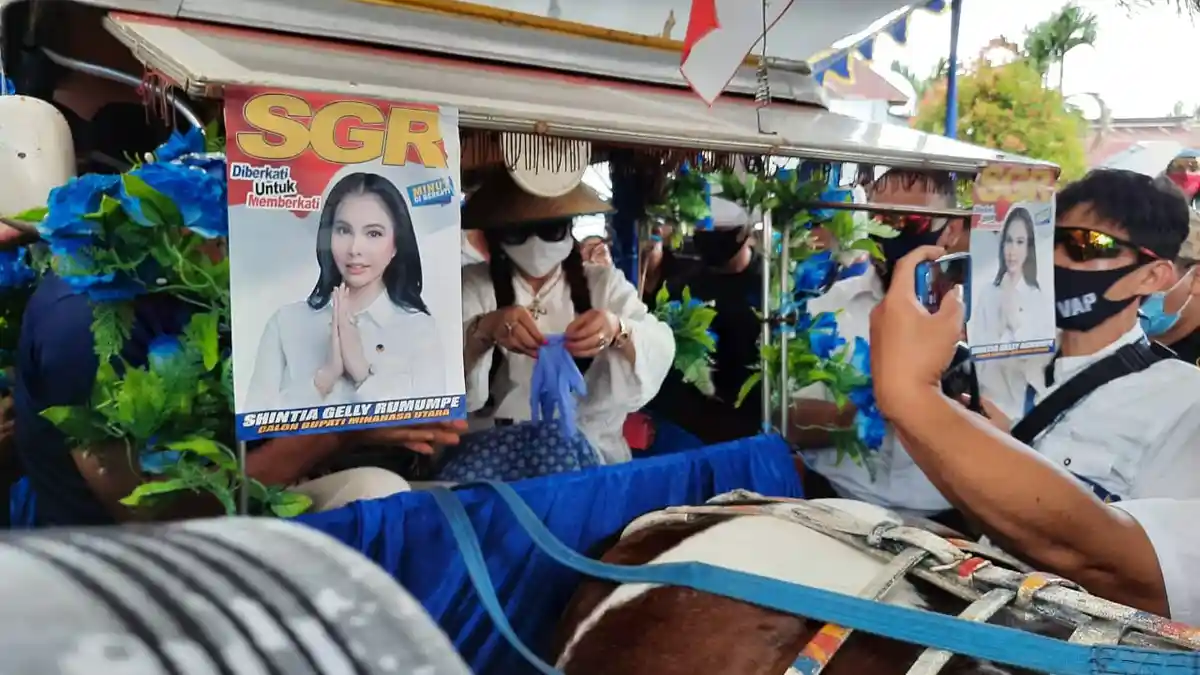 Naik Bendi ke KPU, Shintia Gelly Rumumpe-Netty Agnes Pantow Resmi Daftar Pilkada Minahasa Utara