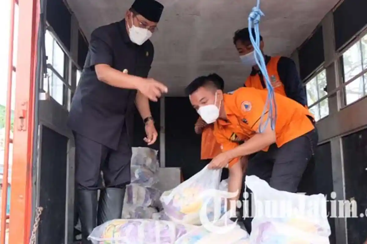 Pj Bupati Sidoarjo Kirim 3 Ton Beras untuk Warga Terdampak Banjir di Kalipecabean dan Banjarasri