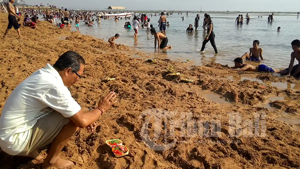 Air Laut Tampak Surut Hingga Setengah Meter Saat Upacara Banyu Pinaruh di Sanur