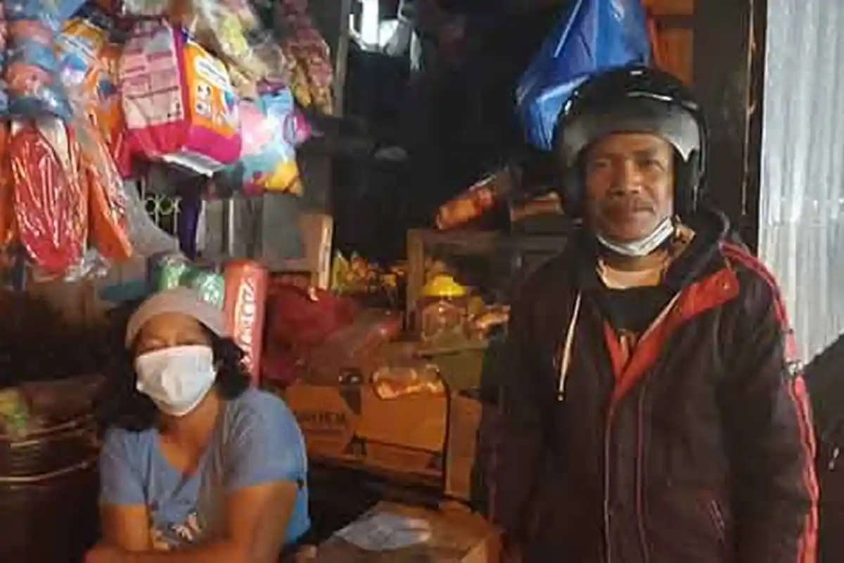 Jual Pisang Goreng,Ojek dan Sembako, Suami-Istri di Ruteng Kuliahkan Tiga Anak