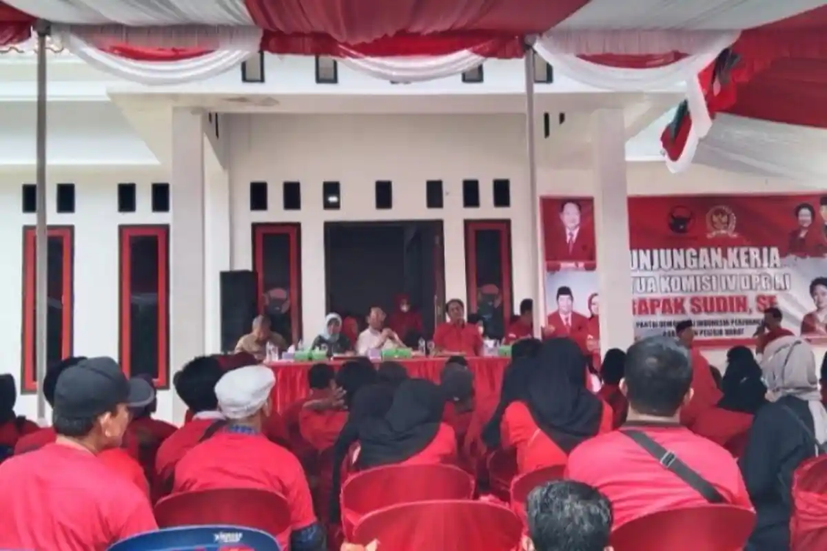 Anggota DPR RI Sudin Beri Bantuan Alat Mesin Pertanian ke Petani Pesisir Barat Lampung