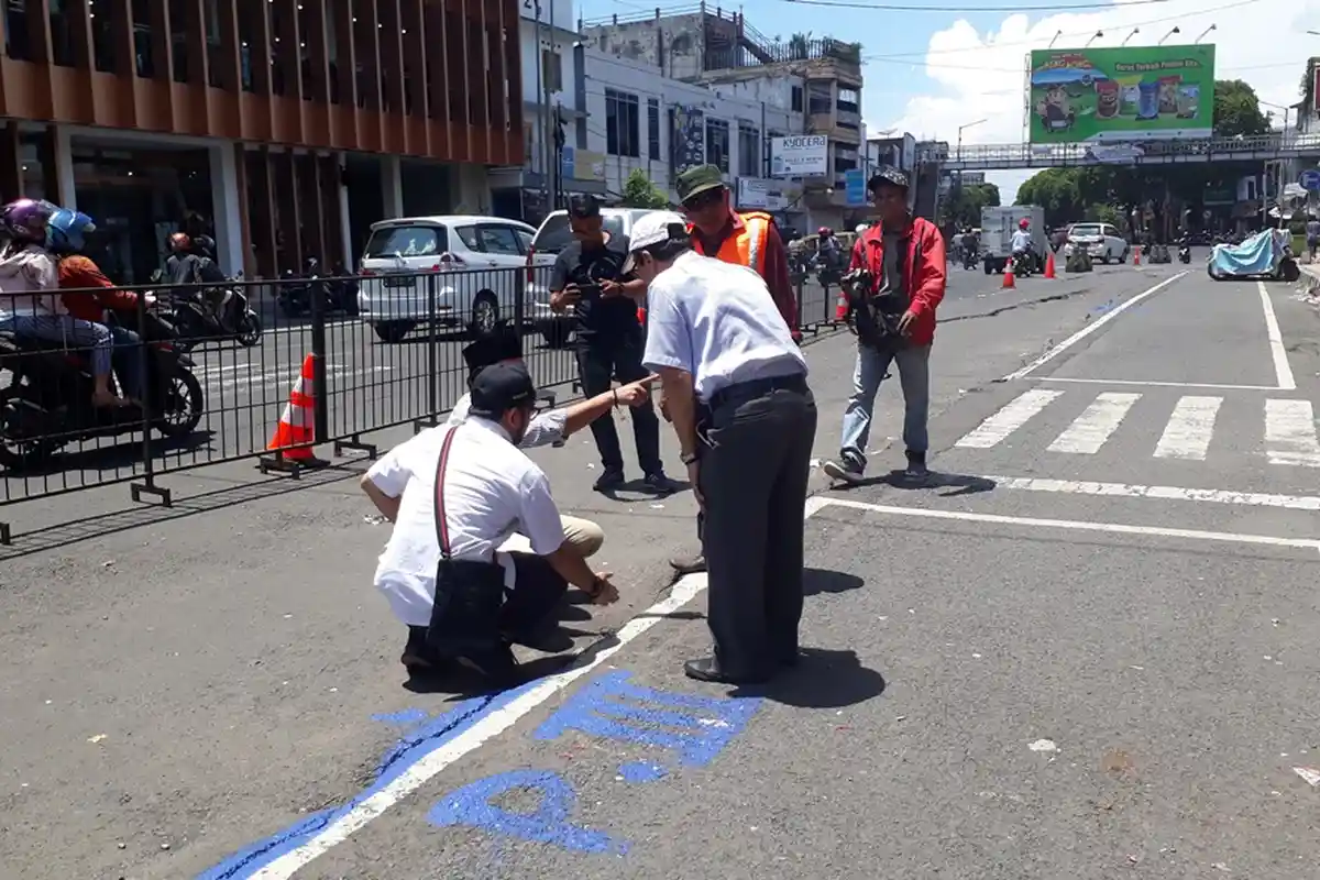 Jalan Poros Utama Jember Ambles Dan Retak 60 Meter, Sejumlah Pertokoan Mulai Pindahkan Barang