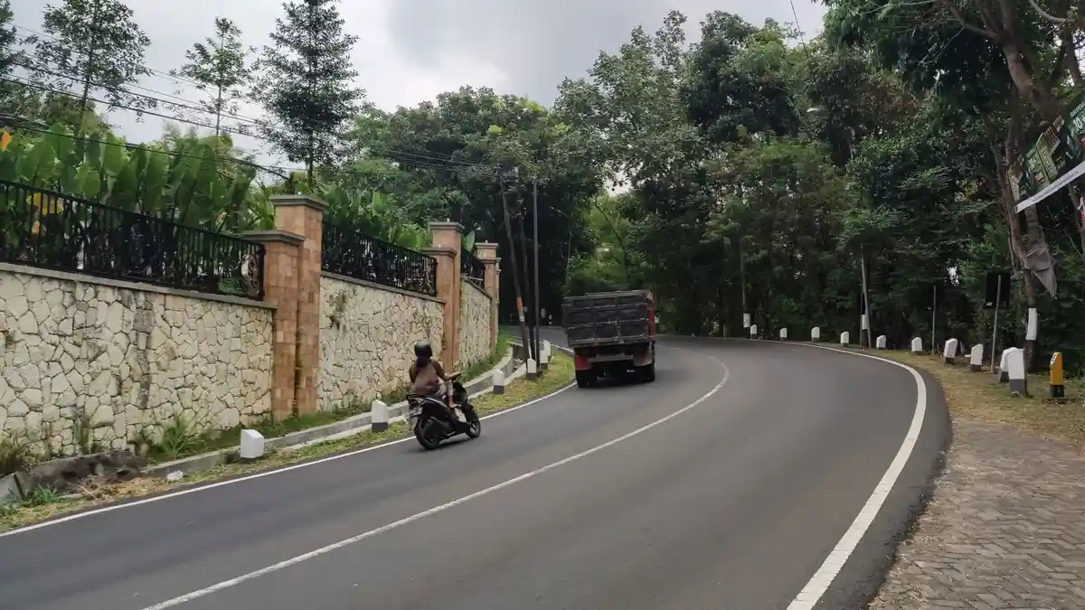 Awas, Tanjakan Salib Putih Salatiga Sering Ada Tumpahan Solar, Rawan Kecelakaan!