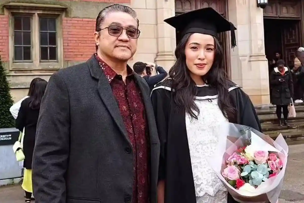 Bangganya Dede Yusuf Lihat Putri Sulungnya Jadi Lulusan Terbaik di University of Birmingham