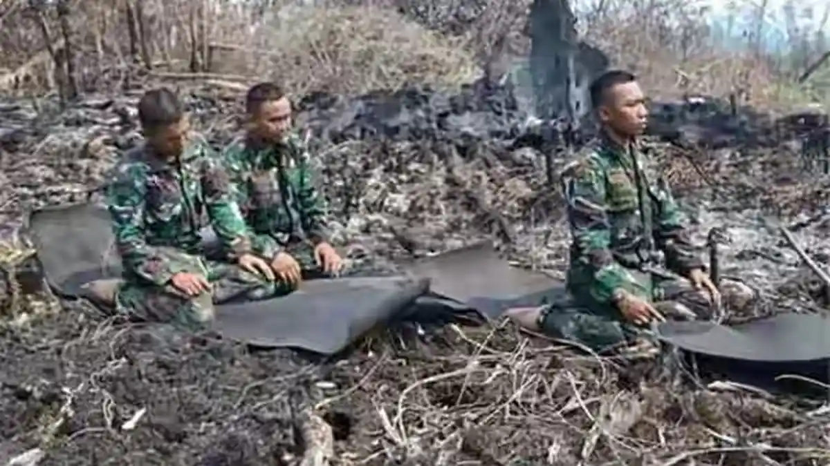 Salat pun Dalam Kondisi Waspada. Ini Kisah Prajurit TNI di Medan Tempur