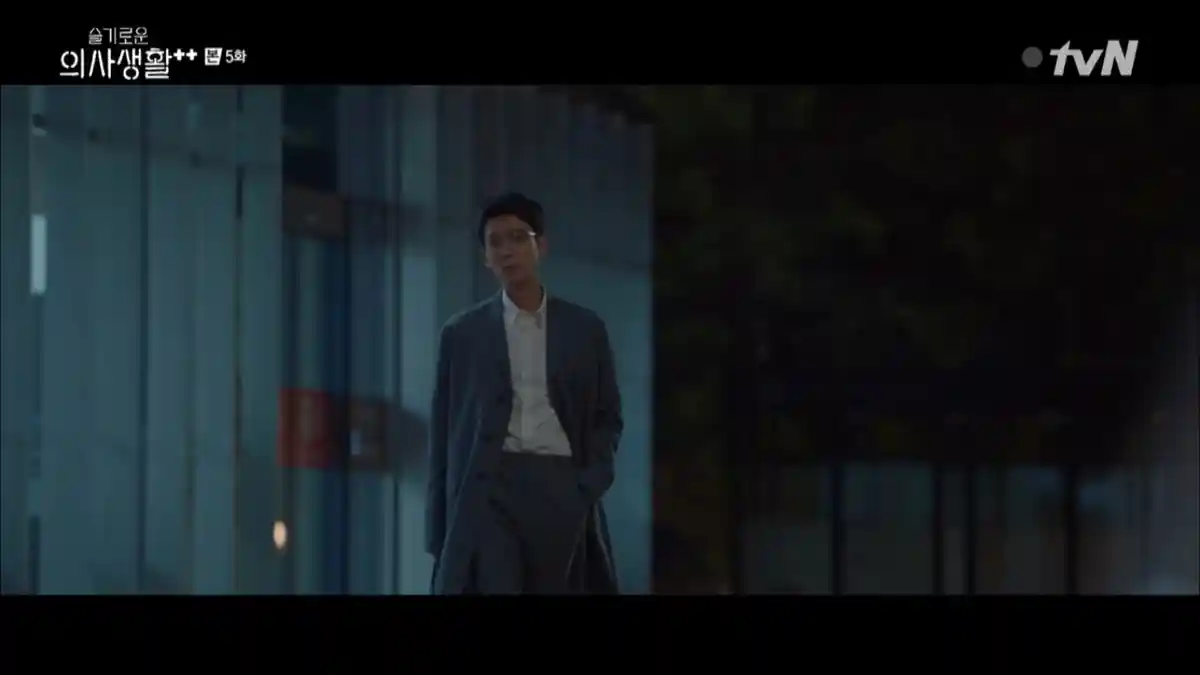 Preview Hospital Playlist 2 Episode 6: Kepedihan Ik Sun Melihat Jun Wan dari Jauh