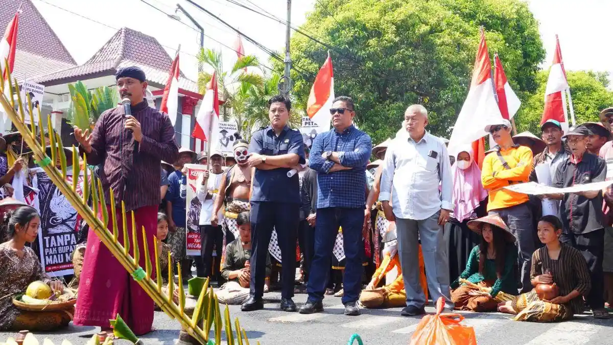 Eksistensi Pabrik Semen Pati 'Masih Mengancam', Petani Gelar Aksi Brokohan di Depan DPRD Pati