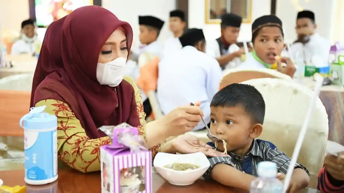 Momen Haru Dyah Erti Idawati, Suapi Anak Yatim di Hari Syukuran 