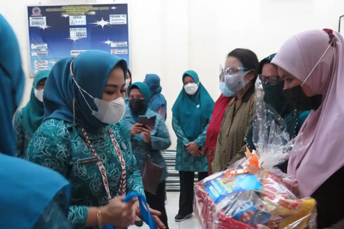 Peduli Warga Terdampak Pandemi Covid-19, PKK Kalimantan Utara Bagikan Bantuan untuk Penyintas
