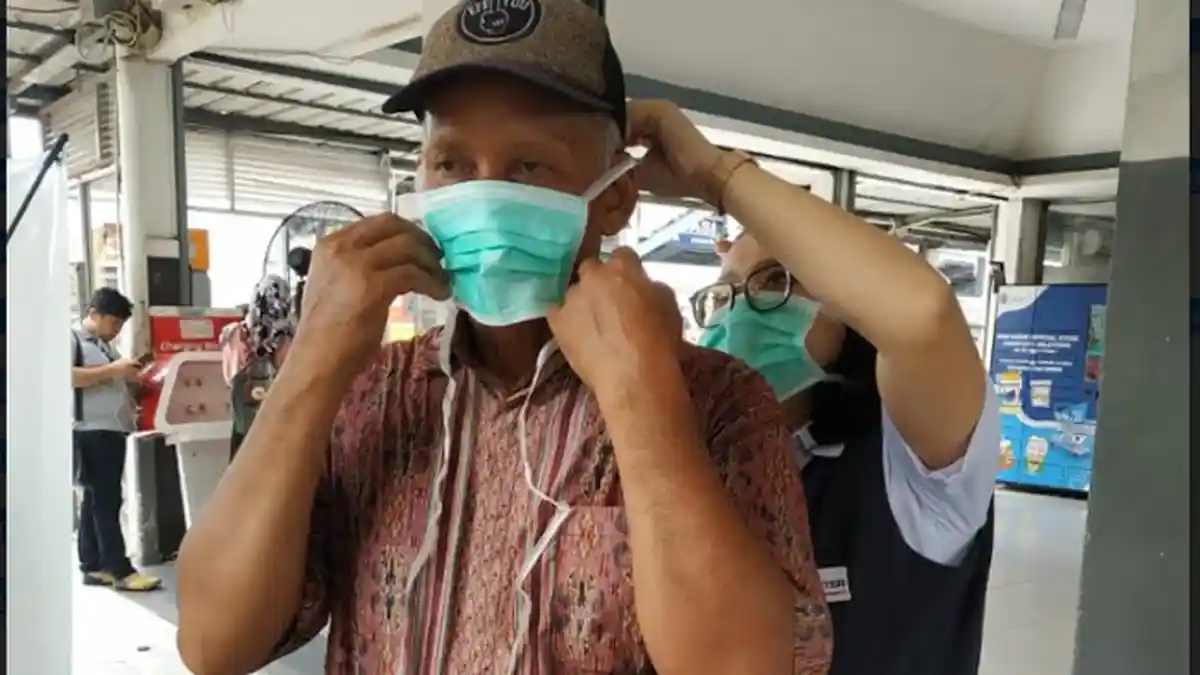 Cegah Virus Corona, PT KCI Bagi-bagi Masker Gratis di 80 Stasiun KRL