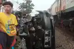 mobil-sedan-timor-ditabrak-ka-penumpang-jaya-baya-di-perlintasan-tanpa-palang-pintu-di-lamongan.jpg