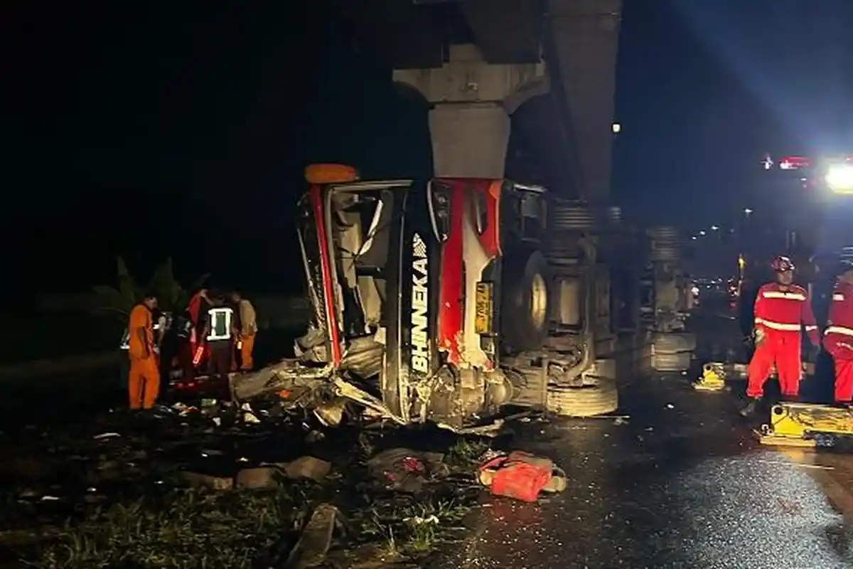 Enam Penumpang Tewas, Polisi Selidiki Penyebab Kecelakaan Maut Bus Bhinneka di Tol Jakarta Cikampek