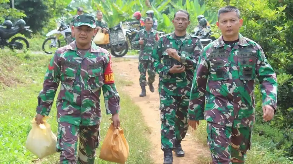 Kodim 0736/Batang Salurkan Ratusan Paket Sembako ke Nelayan Secara ...