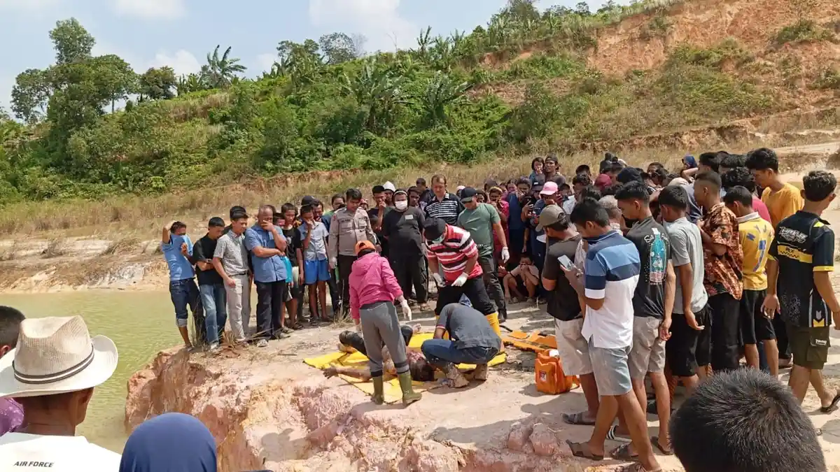 Pengantar Air Galon Temukan Mayat Mengapung di Bekas Lobang Galian