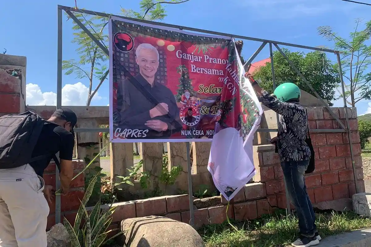 Panwascam Komodo Copot Baliho Ganjar-Mahfud di Labuan Bajo, Manggarai Barat